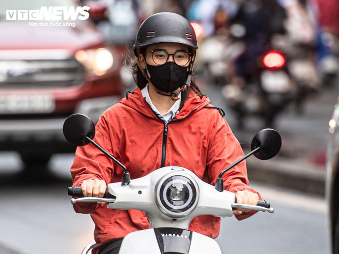 Nhiều học sinh đi học từ sáng sớm mặc thêm áo khoác, có em trùm kín để tránh lạnh. 