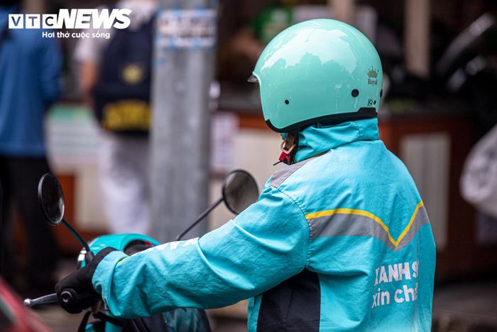 Trên đường phố Hà Nội, người dân khoác thêm áo, sử dụng găng tay, áo mưa hoặc áo chống nắng để tránh gió lạnh. Hình ảnh này khác hẳn những ngày trước, khi thời tiết vẫn còn oi nóng.