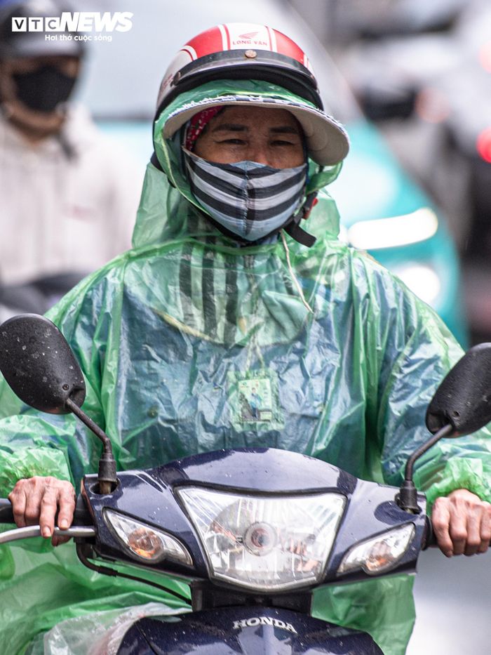 Một số người không mang theo áo khoác phải tận dụng áo mưa, áo chống nắng để chắn gió khi di chuyển.