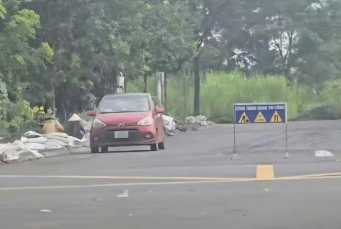 Chiếc xe bị cho là “lu đường” xuất hiện trên mạng xã hội.