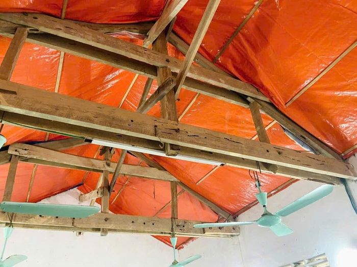 Phòng học tại điểm trường Tiến Sơn (xã Quỳnh Tam, tỉnh Nghệ An) xuống cấp nghiêm trọng.