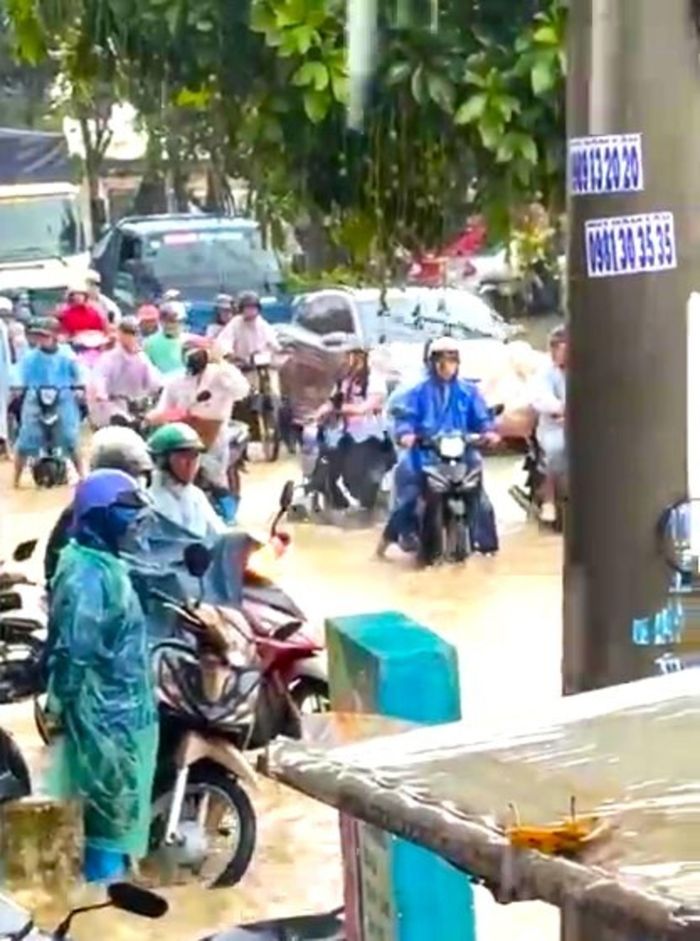 Giao thông trên Quốc lộ 27 qua xã Đơn Dương bị ùn ứ do nước ngập sâu.