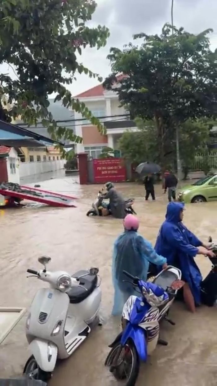 Nhiều phương tiện trên Quốc lộ 27 chết máy do bị ngập sâu trong nước.