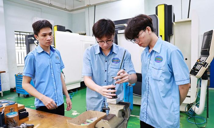 Sinh viên học nghề cắt gọt kim loại CNC tại Trường cao đẳng Công nghệ quốc tế Lilama 2. (Ảnh: Báo Đồng Nai)