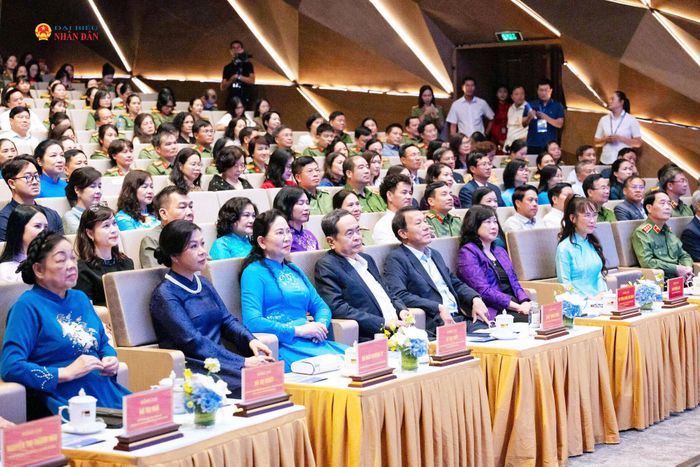 Chủ tịch Quốc hội Trần Thanh Mẫn dự chương trình. Cùng tham dự có Đại tướng Lương Tam Quang, Bộ trưởng Bộ Công an; bà Lê Thị Thủy, Chủ tịch Hội Liên hiệp Phụ nữ Việt Nam; Bộ trưởng Bộ Y tế Đào Hồng Lan cùng lãnh đạo các ban, bộ, ngành cơ quan Trung ương, đại diện lãnh đạo một số tỉnh, thành phố... Chương trình còn có sự tham dự của Phu nhân Tổng Bí thư, Chủ tịch nước Tô Lâm, bà Ngô Phương Ly. (Ảnh: Báo Đại biểu Nhân dân)