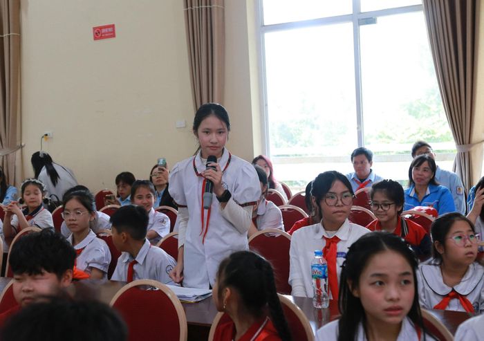 Học sinh đặt câu hỏi, trao đổi trực tiếp tại diễn đàn - một trong những kênh để tiếng nói của trẻ được lắng nghe, tiếp nhận và xem xét. Ảnh: Hội đồng Đội thành phố Hà Nội.
