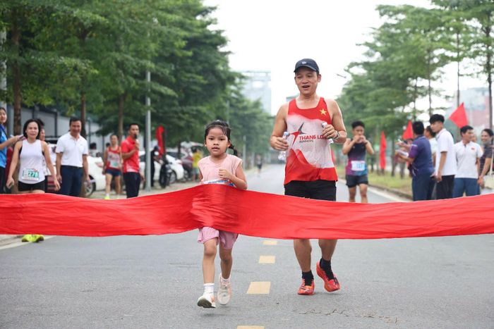 Giải chạy trở thành ngày hội của các gia đình, cùng lan tỏa đam mê chạy bộ. Ảnh: Thiên Lộc