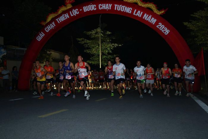 Các VĐV tham dự cự ly 21km. Ảnh: Thiên Lộc
