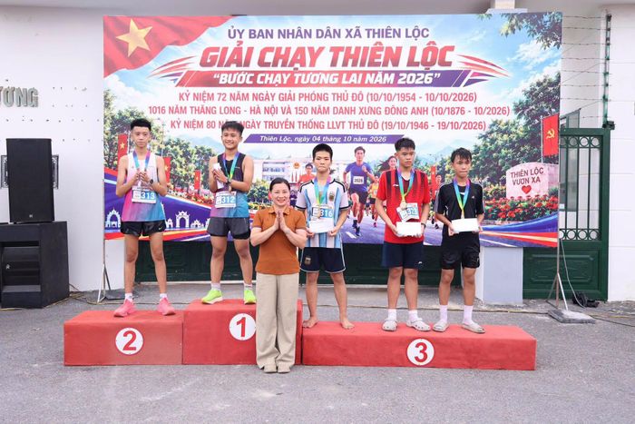 Trao giải cho các VĐV dự thi khối Trung học cơ sở. Ảnh: Thiên Lộc