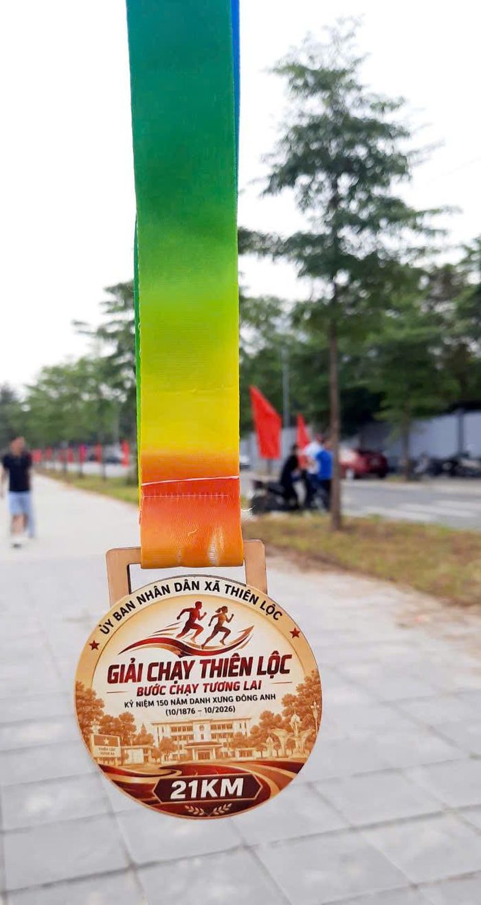 Kỷ niệm chương nội dung 21km của giải được thiết kế bắt mắt. Ảnh: Thùy An