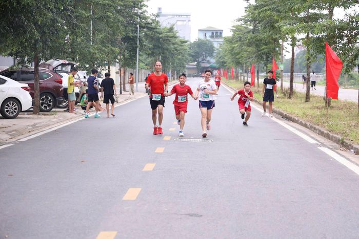 Gia đình cùng chạy là hình ảnh đẹp của giải. Ảnh: Thiên Lộc