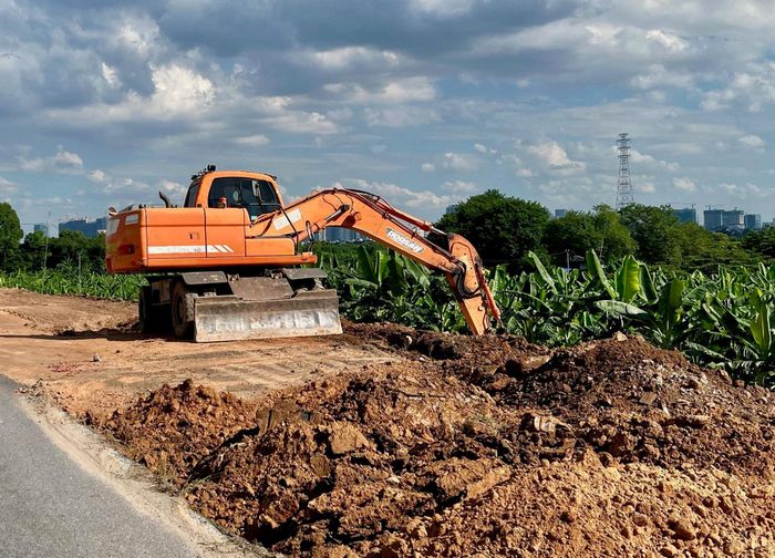 Máy móc được huy động thực hiện cải tạo, nâng cấp đê tả Hồng. Ảnh: Tùng Nguyễn