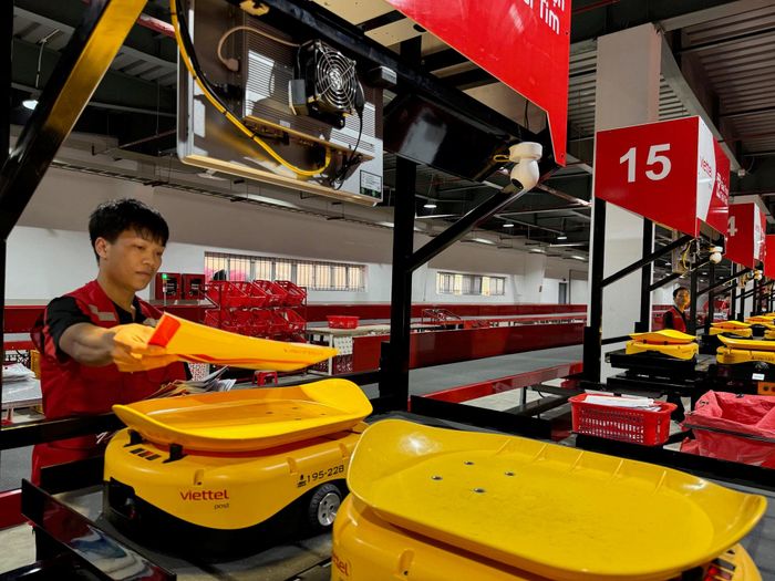 Dây chuyền chia chọn tự động của Viettel Post tại Khu công nghiệp Quang Minh, Hà Nội. Ảnh V.T