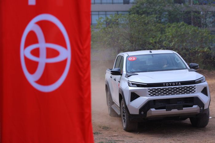 Giá bán chỉ từ 632 triệu đồng, Hilux Standard tối ưu hiệu quả đầu tư, lựa chọn phù hợp phục vụ công việc.