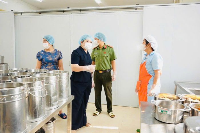 Từ đầu năm học đến nay, phường Hoàng Liệt đã lập 12 đoàn kiểm tra các bếp ăn bán trú, bảo đảm an toàn tuyệt đối cho 16.000 học sinh trên địa bàn. Ảnh AT.