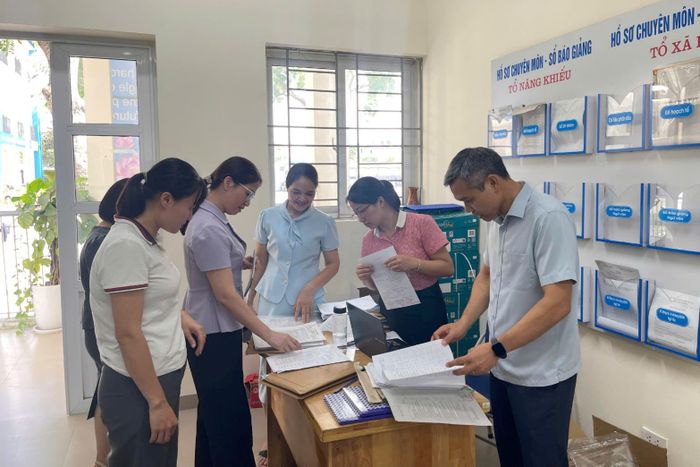 Đoàn kiểm tra tại Đảng bộ Trường THCS Thuận An. Ảnh: Vân Thư