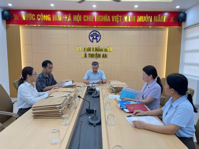 Đoàn kiểm tra làm việc tại Đảng bộ UBND xã Thuận An. Ảnh: Vân Thư