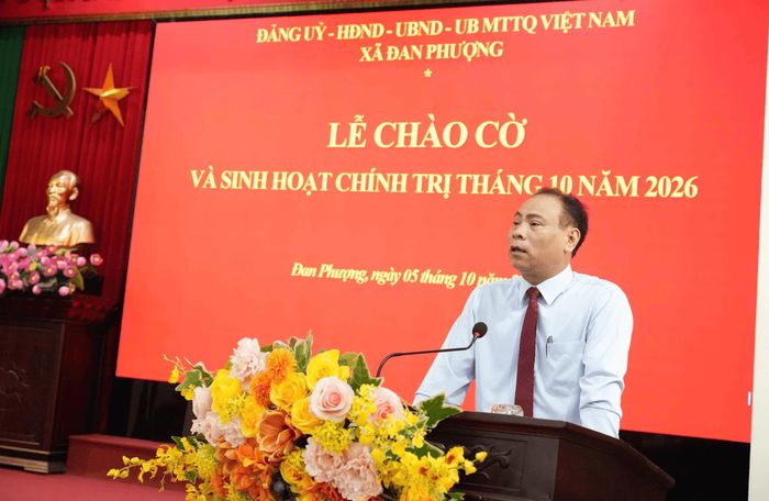 Bí thư Đảng ủy, Chủ tịch HĐND xã Đan Phượng Nguyễn Gia Hiển phát biểu tại buổi sinh hoạt. Ảnh: Nga Nguyễn