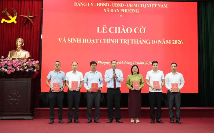 Khen thưởng cho các cá nhân có thành tích xuất sắc tháng 9-2026. Ảnh: Nga Nguyễn