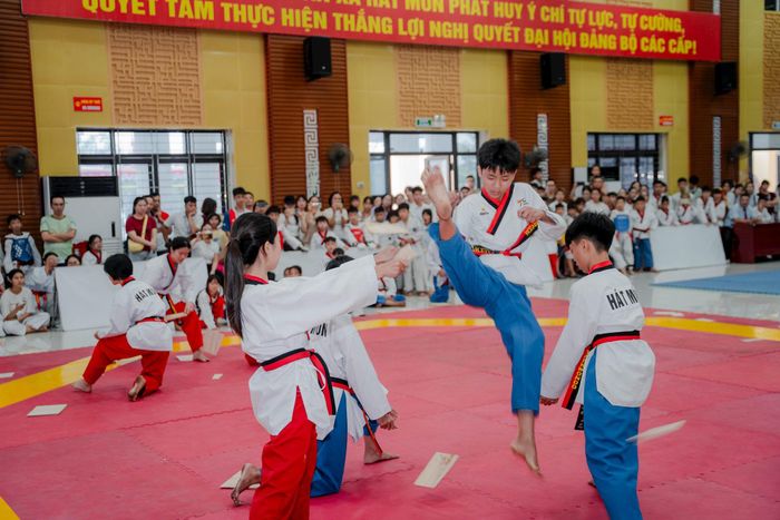Học sinh xã Hát Môn trình diễn tại Giải Taekwondo xã Hát Môn mở rộng - Tranh Cúp Hai Bà Trưng lần thứ I năm 2026. Ảnh: KL