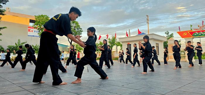 Thanh thiếu niên xã xã Hát Môn luyện tập Taekwondo. Ảnh: Hoàng Thoàn