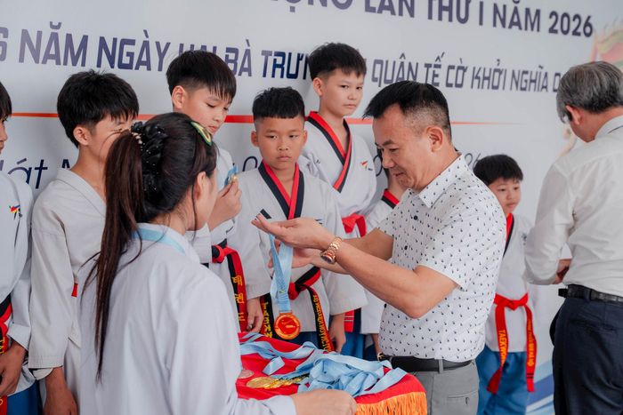 Giải Taekwondo xã Hát Môn mở rộng - Tranh Cúp Hai Bà Trưng lần thứ I năm 2026 trao giải cho các vận động viên đạt thành tích cao. Ảnh: KL