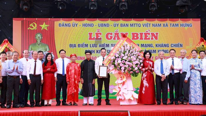 Các đại biểu chụp ảnh lưu niệm. Ảnh: Văn Tuyến 