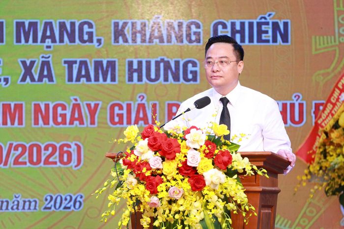 Bí thư Đảng ủy, Chủ tịch HBND xã Tam Hưng Bùi Văn Sáng phát biểu tại buổi lễ. Ảnh: Văn Tuyến