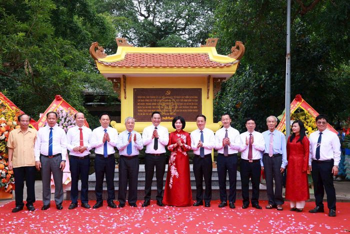 Các đại biểu thực hiện nghi lễ gắn biển Di tích cách mạng kháng chiến Đình Kim. Ảnh: Văn Tuyến