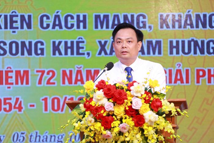 Chủ tịch UBND xã Tam Hưng Bùi Đình Thái phát biểu tại buổi lễ. Ảnh: Văn Tuyến 