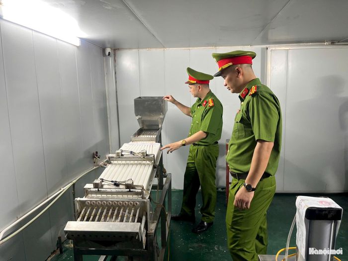 Dây chuyền sản xuất và đóng gói sơ sài, không có bất kỳ điều kiện đảm bảo nào. Ảnh: ĐT