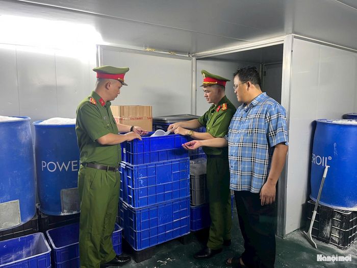 Những thùng nhựa chứa bột làm viên sủi đủ màu sắc được kiểm tra tại kho xưởng. Ảnh: ĐT