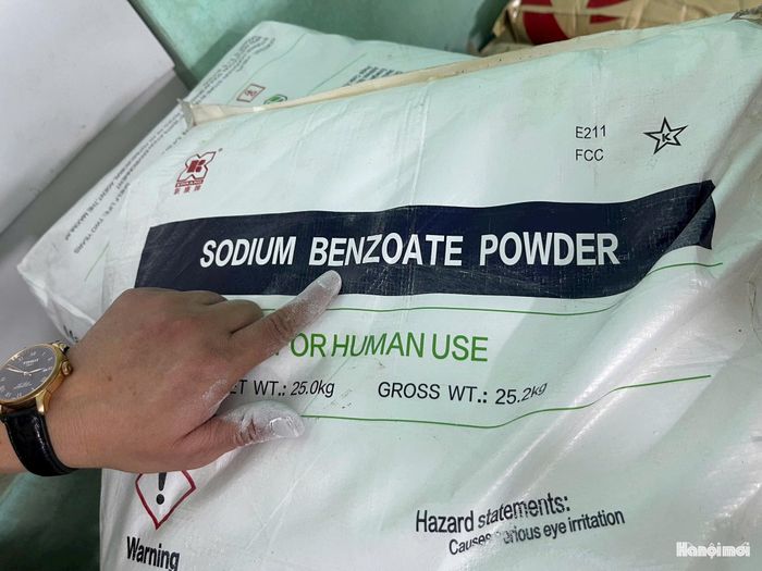 Lực lượng chức năng phát hiện nhiều bao tải chất bảo quản. Ảnh: ĐT