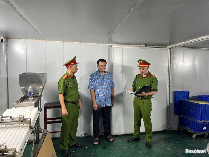 Cơ quan công an đọc lệnh bắt giữ Nguyễn Thế Vinh. Ảnh: ĐT