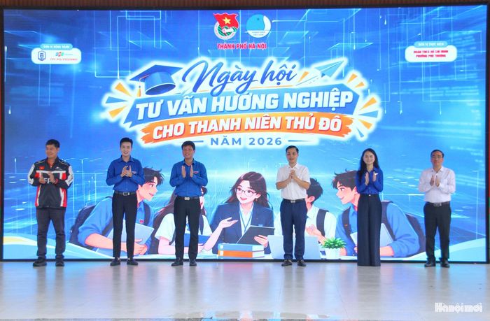 Các đại biểu thực hiện bấm nút khởi động Ngày hội tư vấn hướng nghiệp cho thanh niên Thủ đô năm 2026. Ảnh: Hoàng Vũ