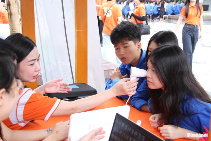 Học sinh trải nghiệm, tìm hiểu thông tin tại các gian hàng tư vấn hướng nghiệp, qua đó nhận diện thế mạnh và định hình mục tiêu nghề nghiệp. Ảnh: Hoàng Vũ
