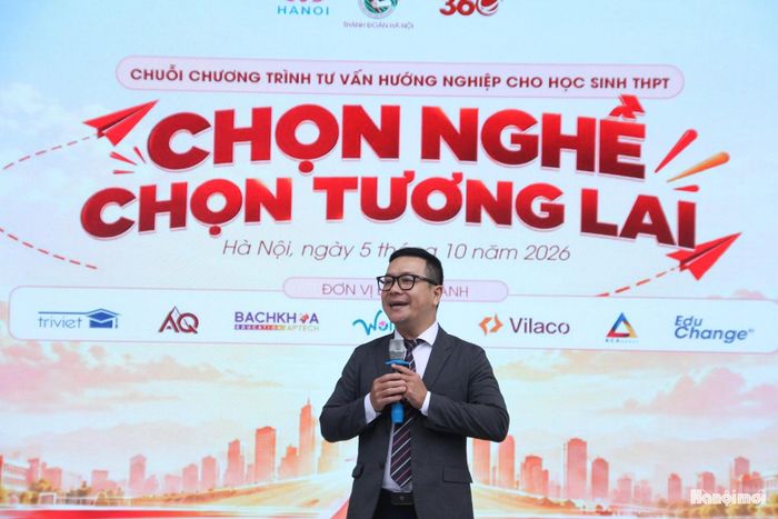 Chuyên gia hướng nghiệp, Thạc sĩ Lê Anh Tuấn chia sẻ, tư vấn cho học sinh tại ngày hội. Ảnh: Hoàng Vũ