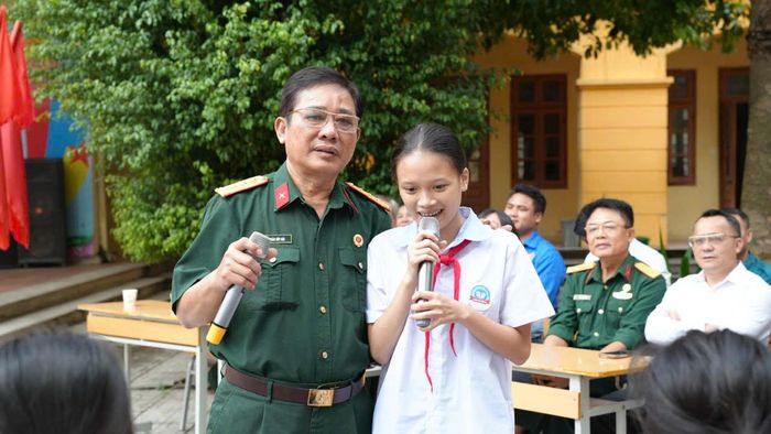 Học sinh Trường THCS Yên Nghĩa hào hứng giao lưu, trả lời các câu hỏi tại chương trình. Ảnh: Phương Thanh