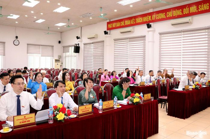 Các đại biểu thống nhất 2 nội dung quan trọng tại kỳ họp. Ảnh: MT