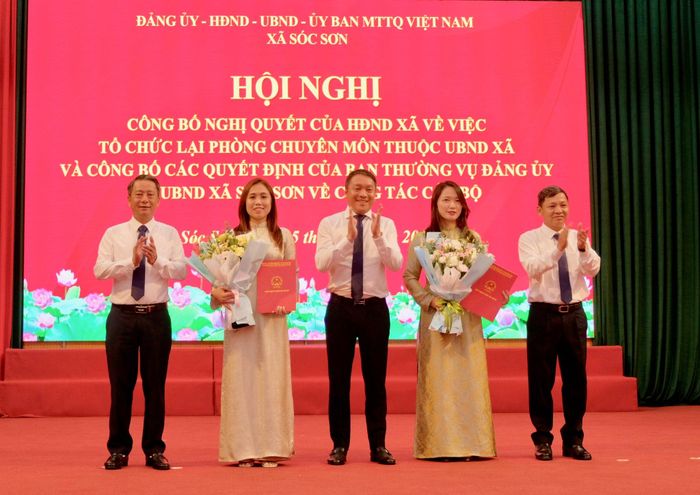 Ban Thường vụ Đảng ủy xã Sóc Sơn trao quyết định bổ nhiệm lãnh đạo Phòng Nội vụ - Tư pháp xã. Ảnh: Tùng Nguyễn.