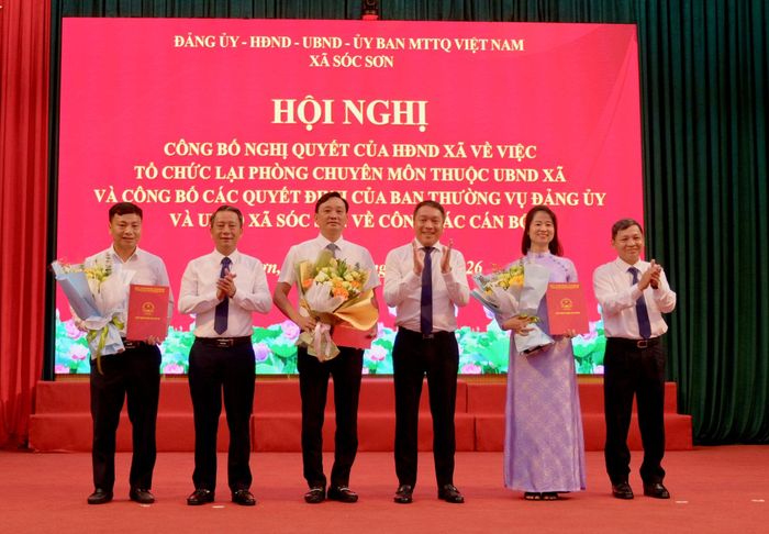 Ban Thường vụ Đảng ủy xã Sóc Sơn trao quyết định bổ nhiệm lãnh đạo Phòng Hà tầng - Nông nghiệp và Môi trường xã. Ảnh: Tùng Nguyễn.