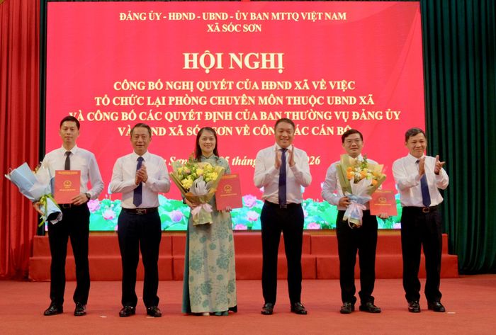 Ban Thường vụ Đảng ủy xã Sóc Sơn trao quyết định bổ nhiệm lãnh đạo Phòng Kinh tế xã. Ảnh: Tùng Nguyễn.