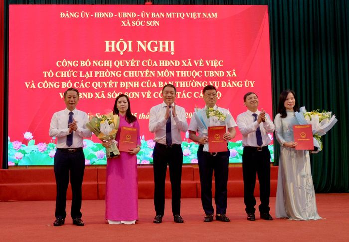 Ban Thường vụ Đảng ủy xã Sóc Sơn trao quyết định bổ nhiệm lãnh đạo Phòng Văn hóa - Xã hội xã. Ảnh: Tùng Nguyễn.
