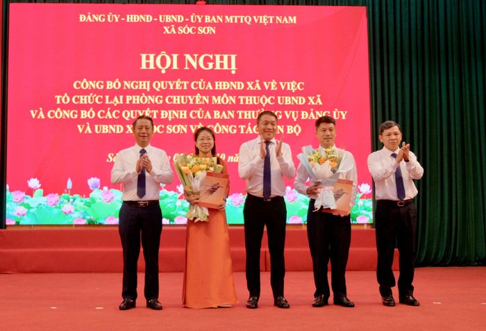 Ban Thường vụ Đảng ủy xã Sóc Sơn trao quyết định bổ nhiệm lãnh đạo Ban Xây dựng Đảng và Văn phòng Đảng ủy xã. Ảnh: Tùng Nguyễn.
