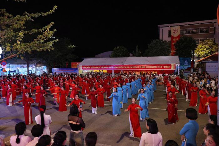 Các hoạt động giao lưu, liên hoan văn nghệ thu hút đông đảo người dân tham gia. Ảnh: PV