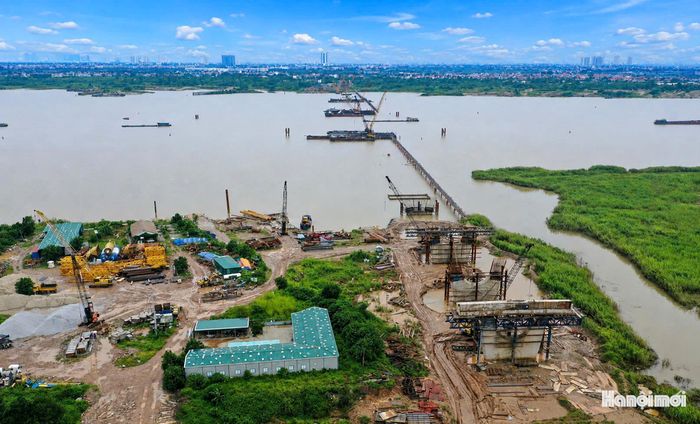 Dự án xây dựng cầu Thượng Cát có điểm đầu tại Km3+504 trên đường Kỳ Vũ (phường Thượng Cát) và điểm cuối tại Km8+731 trên Quốc lộ 23B (xã Thiên Lộc). Đây là một trong những công trình giao thông trọng điểm của Thủ đô, được đầu tư bằng nguồn vốn ngân sách thành phố với tổng mức đầu tư hơn 7.300 tỷ đồng.