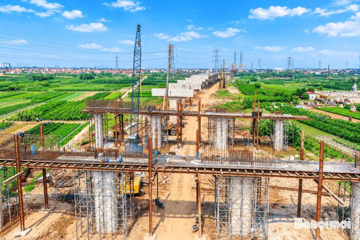 Được biết, các nhà thầu bố trí hơn 400 kỹ sư, công nhân cùng trên 100 thiết bị, máy móc thi công các hạng mục trọng điểm, đặc biệt là các trụ cầu giữa lòng sông, bảo đảm tiến độ và mục tiêu hoàn thành công trình theo đúng kế hoạch.