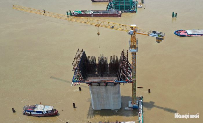 Những trụ cầu cao dần lên giữa dòng sông Hồng.