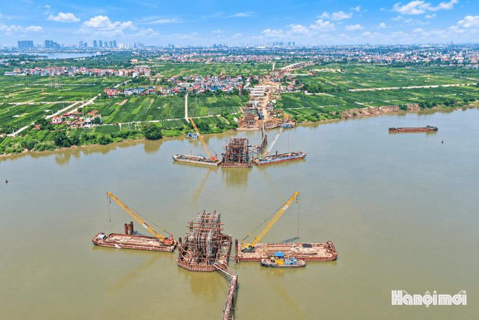 Cầu Mễ Sở rộng 24,5m, gồm 4 làn xe cơ giới và 2 làn dành cho xe máy, xe thô sơ. Công trình kết nối khu vực Hồng Vân (Hà Nội) với Mễ Sở (Hưng Yên).