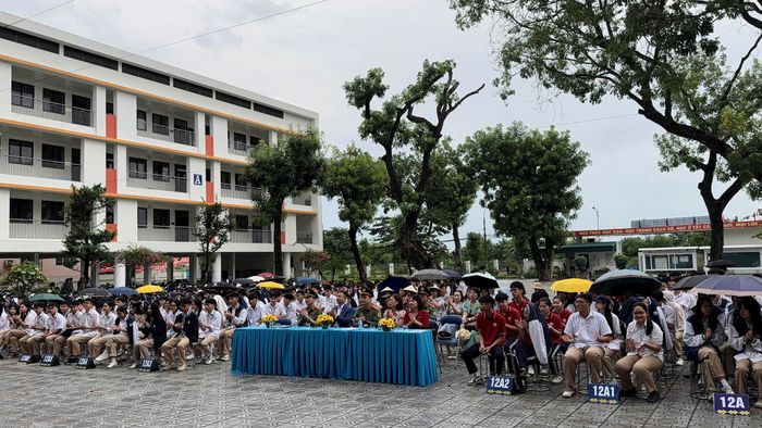 Giáo viên và học sinh Trường THPT Yên Viên tham dự buổi tuyên truyền. Ảnh: Nguyễn Thủy